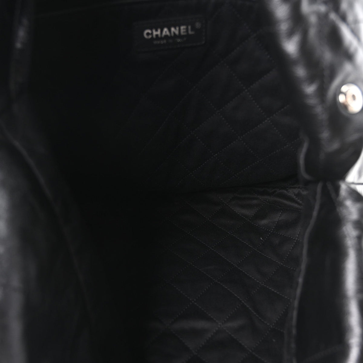 Shiny Calfskin Quilted Monochrome Small Chanel 22 Black