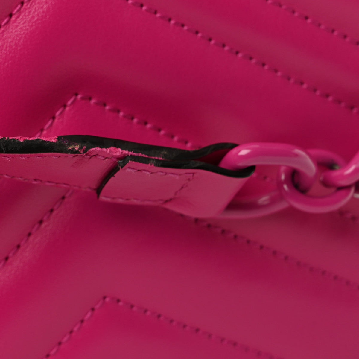 Calfskin Matelasse Monochrome Small GG Marmont Chain Shoulder Bag Classic Fuxia